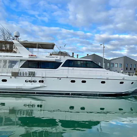Botel Yacht Aquamarina Vieux Port
