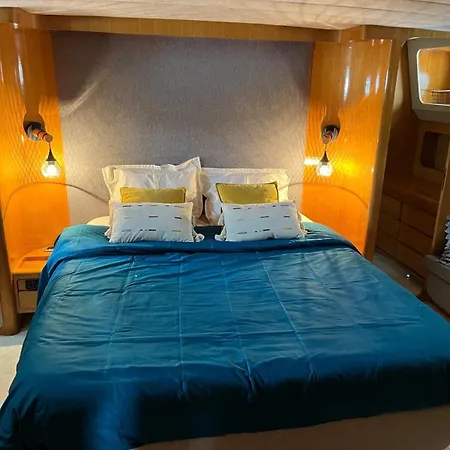Botel Yacht Aquamarina Vieux Port